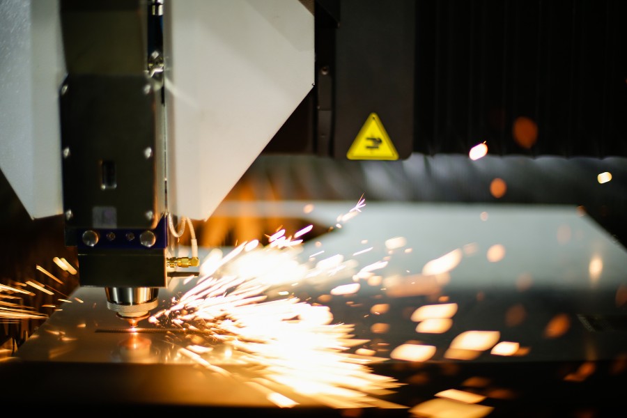 Corte industrial de metal com precisão